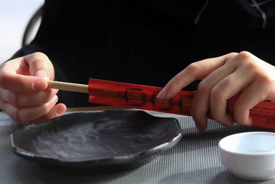 Sorgfältig gefertigte Essstäbchen, Ausdruck japanischer Handwerkskunst.